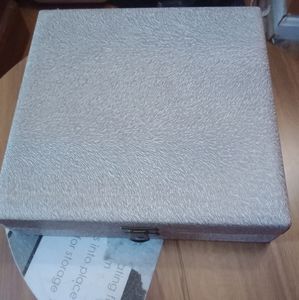 This VINTAGE TREASURE CASED SET OF DESSERT SPOONS With SILVER C1930.